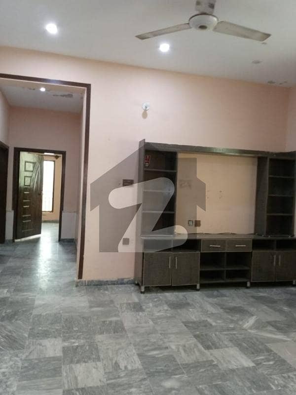 Upper Portion Of A House 3 Beds At Wakeel Colony For Rent