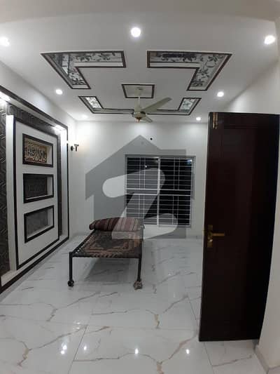 5 MARLA BRAND NEW HOUSE FOR SALE IN NASHEMAN IQBAL PHASE 2 COLLEGE ROAD.