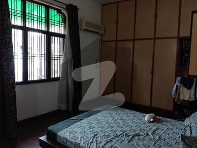ماڈل ٹاؤن ۔ بلاک ایف ماڈل ٹاؤن,لاہور میں 5 کمروں کا 3 کنال مکان 27.0 کروڑ میں برائے فروخت۔