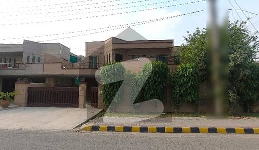 عسکری 10 عسکری,لاہور میں 4 کمروں کا 1 کنال مکان 8.99 کروڑ میں برائے فروخت۔