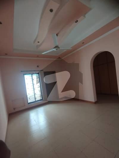 ای ایم ای سوسائٹی لاہور میں 5 کمروں کا 1 کنال مکان 1.8 لاکھ میں کرایہ پر دستیاب ہے۔