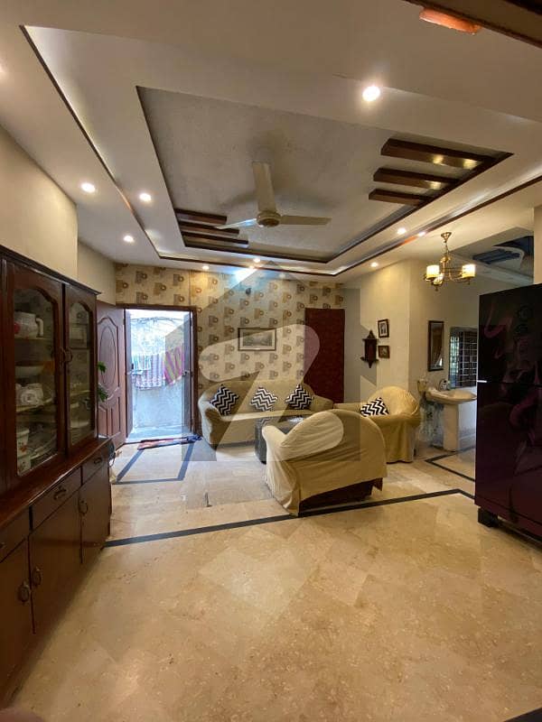 انفنٹری روڈ لاہور میں 5 کمروں کا 6 مرلہ مکان 1.55 کروڑ میں برائے فروخت۔