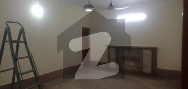 Prime Location Gulberg 10 Marla Upper Portion Up For Rent