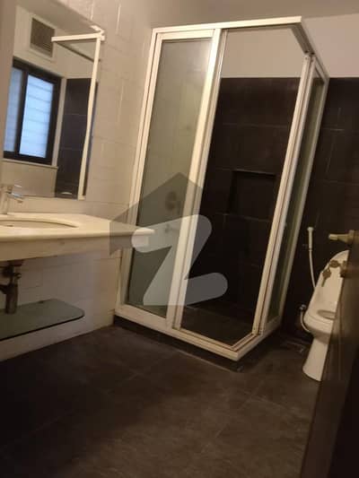 گلبرگ لاہور میں 6 کمروں کا 2 کنال مکان 5.0 لاکھ میں کرایہ پر دستیاب ہے۔