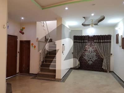 بحریہ ٹاؤن لاہور میں 4 کمروں کا 8 مرلہ مکان 2.75 کروڑ میں برائے فروخت۔