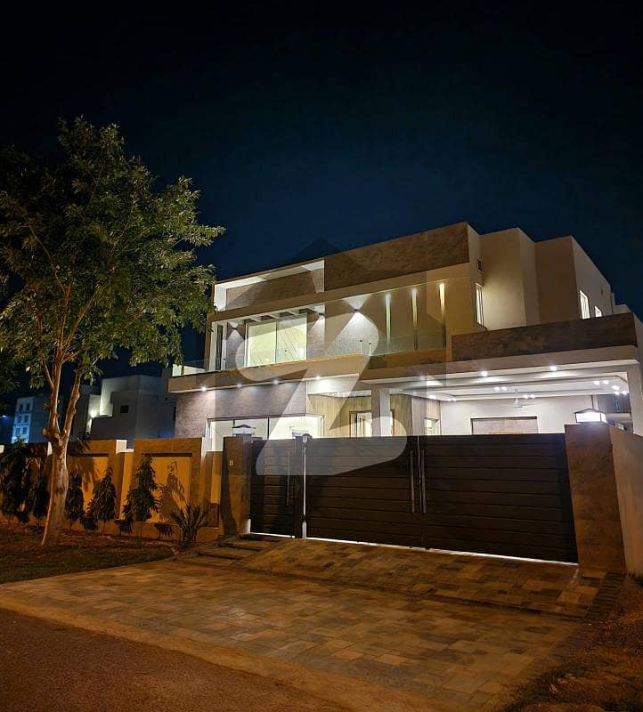 WE OFFERS SPECIOUS AND ELEGANT 1 KANAL HOUSE FOR SALE IN DHA LAHORE