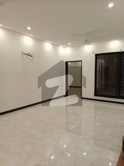 10 Marla Modern house for Rent Hot location