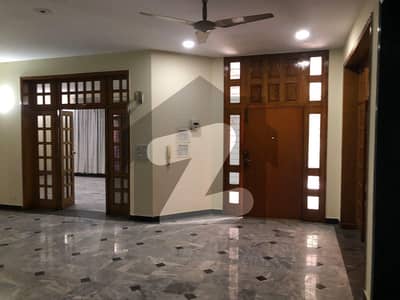 اَپر مال لاہور میں 5 کمروں کا 2 کنال مکان 8.0 لاکھ میں کرایہ پر دستیاب ہے۔