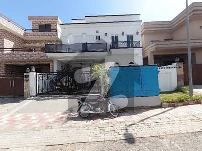 Unoccupied Good Location House Of 10 Marla Is Available For Sale In DHA Defence