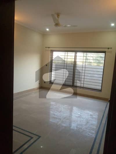10 Marla Single Unit House, 4 Bed Room With Attached Bath, Drawing Dinning, Kitchen, T. V Lounge Servant Quarter