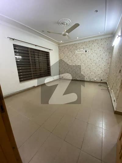 F 8 House Available 533 Sy 6 Bed With Bath 2 Drawing Dining 2 TV Lounge 2 Kitchen 2 Servant Quarter Beautiful Location With Reasonable Price Close And Street