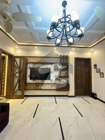ڈی ایچ اے فیز 8 ڈیفنس (ڈی ایچ اے),لاہور میں 4 کمروں کا 10 مرلہ مکان 5.0 کروڑ میں برائے فروخت۔