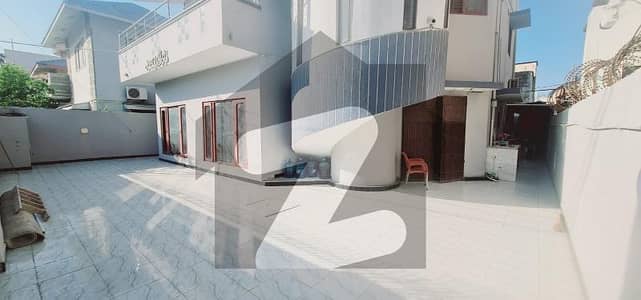 310 yard banglow for sale 5 bedroom drawing dining with attach bath American kitchen tile flooring fully renovated big terrace 3 car parking 
Dha phase 4