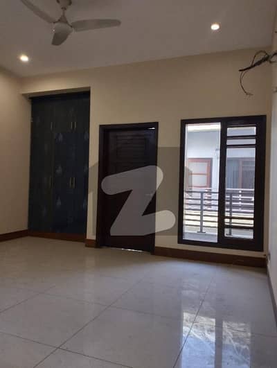 کلفٹن ۔ بلاک 7 کلفٹن,کراچی میں 4 کمروں کا 10 مرلہ مکان 2.75 لاکھ میں کرایہ پر دستیاب ہے۔