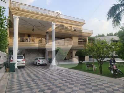 گلبرگ لاہور میں 8 کمروں کا 2 کنال مکان 7.0 لاکھ میں کرایہ پر دستیاب ہے۔
