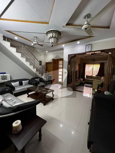 کالج روڈ لاہور میں 5 کمروں کا 8 مرلہ مکان 1.1 لاکھ میں کرایہ پر دستیاب ہے۔