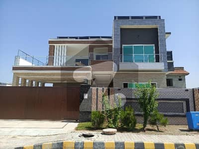 1 Kanal House Available for sale