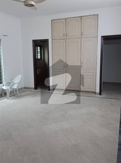 12 marla huose house for sale at prime location in saddar officer colony