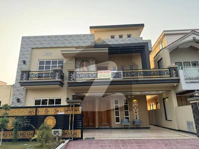 میڈیا ٹاؤن راولپنڈی میں 6 کمروں کا 12 مرلہ مکان 5.9 کروڑ میں برائے فروخت۔