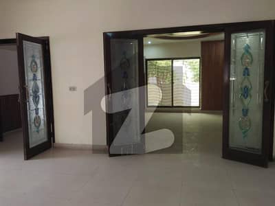 لو کاسٹ سیکٹر بحریہ آرچرڈ فیز 2,بحریہ آرچرڈ,لاہور میں 5 کمروں کا 10 مرلہ مکان 3.25 کروڑ میں برائے فروخت۔