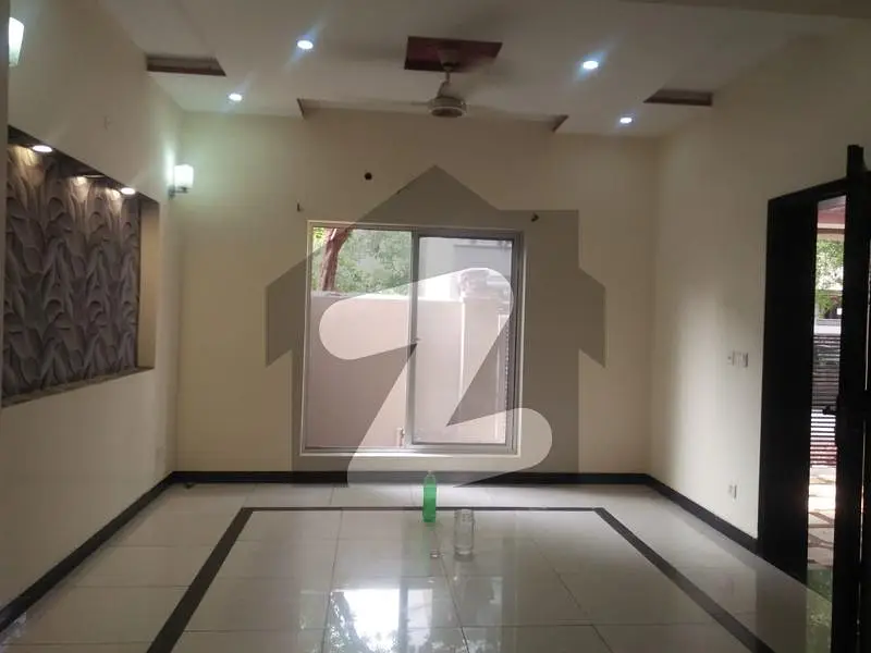 Low Cost 5 Marla Like New Facing Park House available for sale in Bahria Town Lahore Sector D