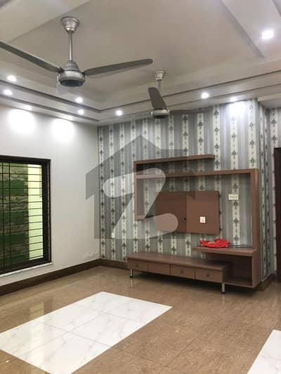 ریاض الجنہ فیصل آباد میں 4 کمروں کا 8 مرلہ مکان 3.5 کروڑ میں برائے فروخت۔