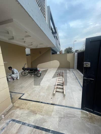 10 Marla Slightly Used Well Maintain Luxury House For Sale Near Winter Land Ghaznavi Block Setor F Bahria Town Lahore