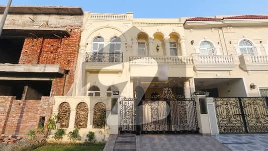Prime Location House Of 5 Marla Is Available For sale In DHA 9 Town - Block C