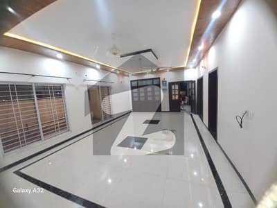 طارق گارڈنز لاہور میں 6 کمروں کا 1 کنال مکان 3.0 لاکھ میں کرایہ پر دستیاب ہے۔