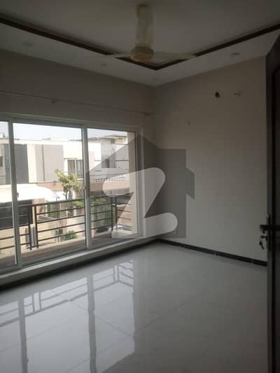 ڈیوائن گارڈنز ۔ بلاک ڈی ڈیوائن گارڈنز,لاہور میں 4 کمروں کا 10 مرلہ مکان 4.15 کروڑ میں برائے فروخت۔