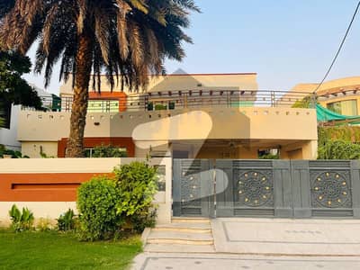 ONE KANAL BEAUTIFULL DOUBLE UNIT HOUSE AVAILABLE FOR RENT IN DHA LAHORE