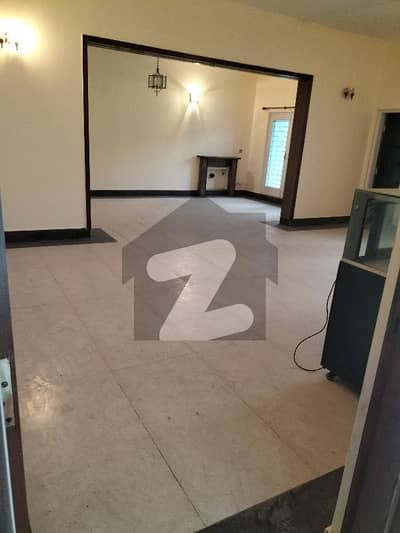 10 MARLA UPPER PORTION FOR RENT IN MODEL TOWN