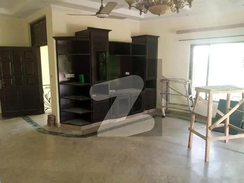Hot Deal 1 Kanal Upper Portion With 3 Bedrooms For Rent In DHA Phase 4 CC | Separate Gate