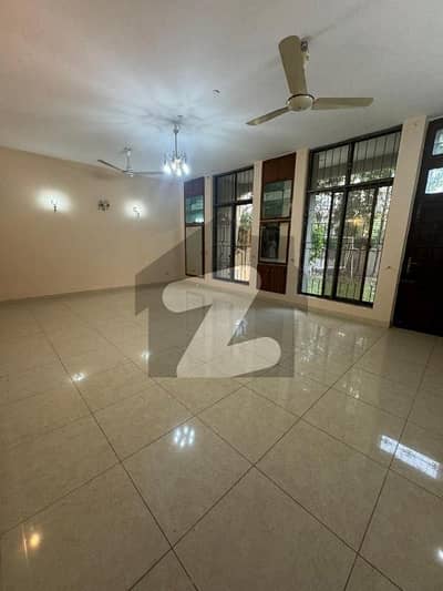 گارڈن ٹاؤن - احمد بلاک گارڈن ٹاؤن,لاہور میں 6 کمروں کا 1 کنال مکان 2.5 لاکھ میں کرایہ پر دستیاب ہے۔