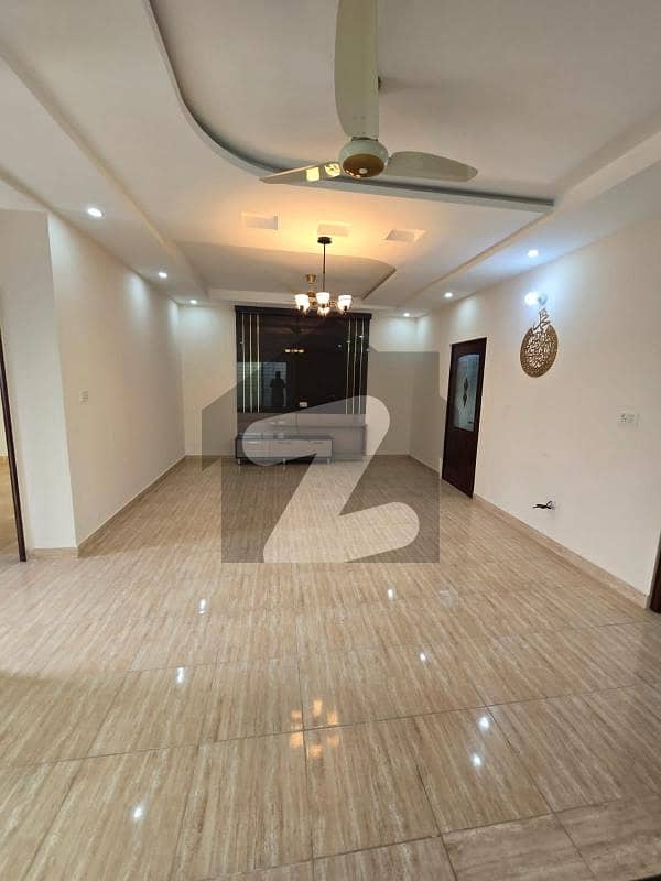 کینال روڈ فیصل آباد میں 4 کمروں کا 8 مرلہ مکان 3.75 کروڑ میں برائے فروخت۔