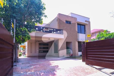 One Kanal Well Maintained Bungalow Near Park And Masjid Hot Location