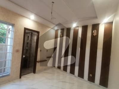 طارق گارڈنز لاہور میں 5 کمروں کا 5 مرلہ مکان 3.25 کروڑ میں برائے فروخت۔