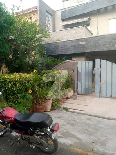 8 Marla house available in bahria town Lahore
