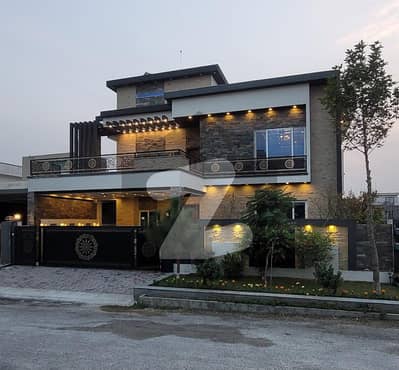 1 KANAL STUNNING HOUSE WITH ALL BASIC FACILITIES AVAILABLE FOR SALE IN C BLOCK MULTI GARDENS B17 ISLAMABAD