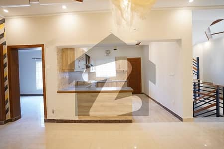 بحریہ ٹاؤن فیز 4 بحریہ ٹاؤن راولپنڈی,راولپنڈی میں 5 کمروں کا 10 مرلہ مکان 3.95 کروڑ میں برائے فروخت۔