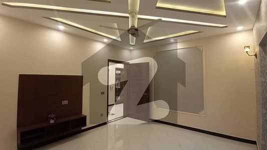 ویلینشیاء ہاؤسنگ سوسائٹی لاہور میں 5 کمروں کا 1 کنال مکان 8.39 کروڑ میں برائے فروخت۔
