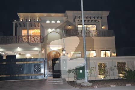 ڈی ایچ اے فیز 2 ڈیفنس (ڈی ایچ اے),لاہور میں 5 کمروں کا 1 کنال مکان 5.8 کروڑ میں برائے فروخت۔