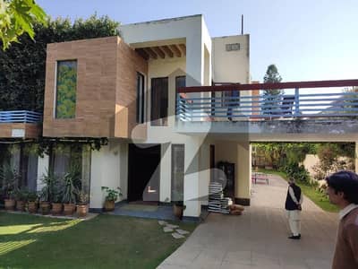 F-7 LUXURIOUS HOUSE FOR RENT