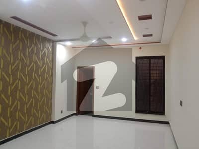 پی آئی اے ہاؤسنگ سکیم لاہور میں 5 کمروں کا 8 مرلہ مکان 3.0 کروڑ میں برائے فروخت۔