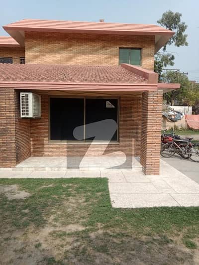 Gulberg 45 marla house for silent office is available for rent.