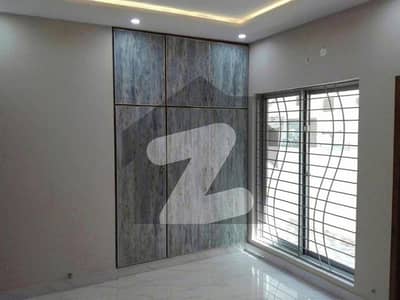 10 Marla Slightly House For Sale In Bahria Town - Overseas A Block Lahore