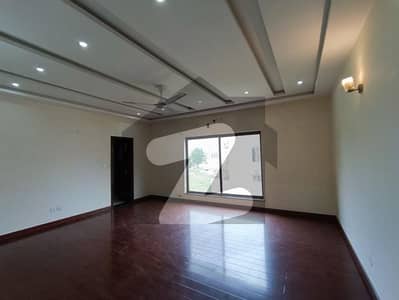 بحریہ ٹاؤن سیکٹر سی بحریہ ٹاؤن,لاہور میں 5 کمروں کا 1 کنال مکان 6.3 کروڑ میں برائے فروخت۔