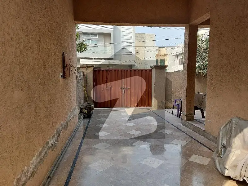 4 kanal old house Facing Canal is available for Quick Sale.