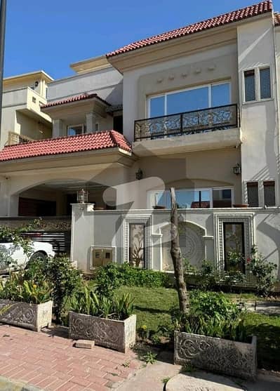 Prime Location 10 Marla House For sale In Islamabad