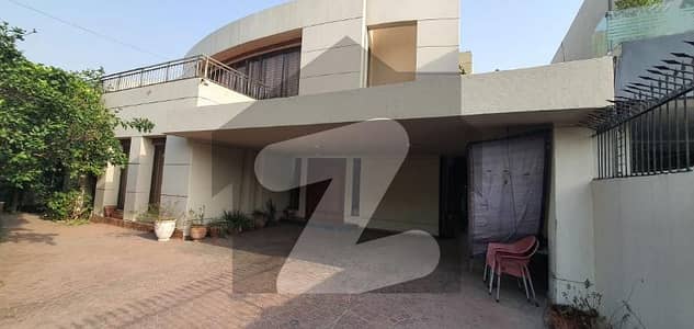 ڈی ایچ اے فیز 4 ڈیفنس (ڈی ایچ اے),لاہور میں 5 کمروں کا 1 کنال مکان 2.8 لاکھ میں کرایہ پر دستیاب ہے۔